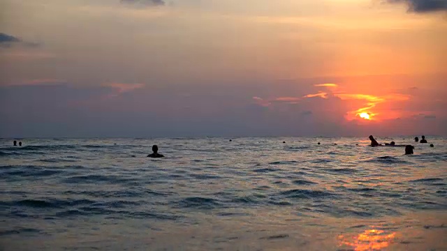 日落时沙滩上海浪的特写视频素材