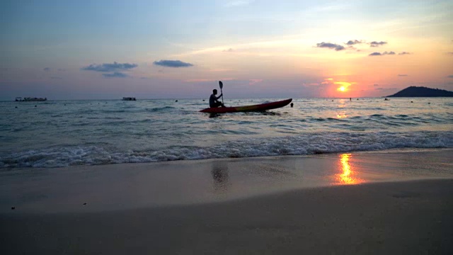 日落时沙滩上海浪的特写视频素材