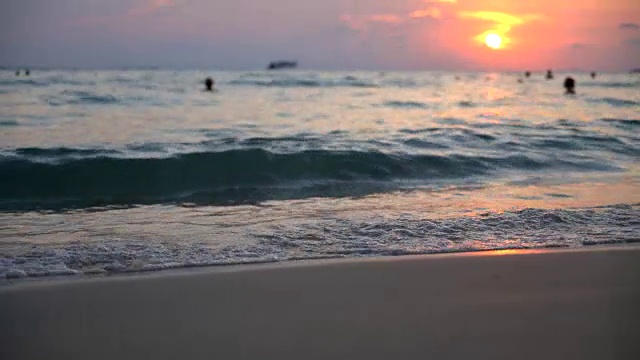 日落时沙滩上海浪的特写视频素材