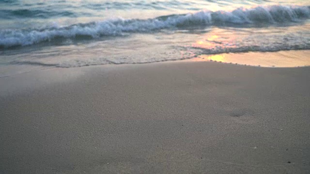 日落时沙滩上海浪的特写视频素材