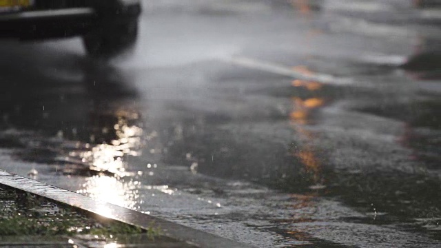 在纽约市的一场雷雨中，汽车通过水坑的慢动作。视频素材