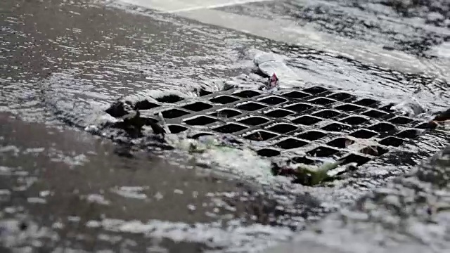 纽约雷雨期间的暴雨下水道特写视频素材