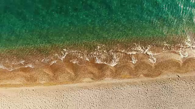 天线:海滩上泡沫状的波浪视频素材