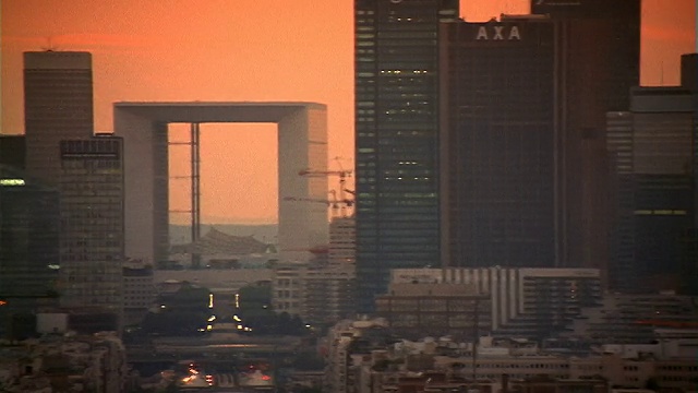 高角度PAN建筑，摩天大楼+ La Grande Arche在拉德芳斯日落/法国巴黎视频素材