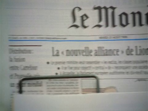 极端特写PAN 'Le Monde'报纸/法国巴黎视频素材