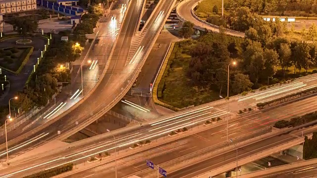 时光流逝-夜晚的十字路口(CU/平移)视频素材