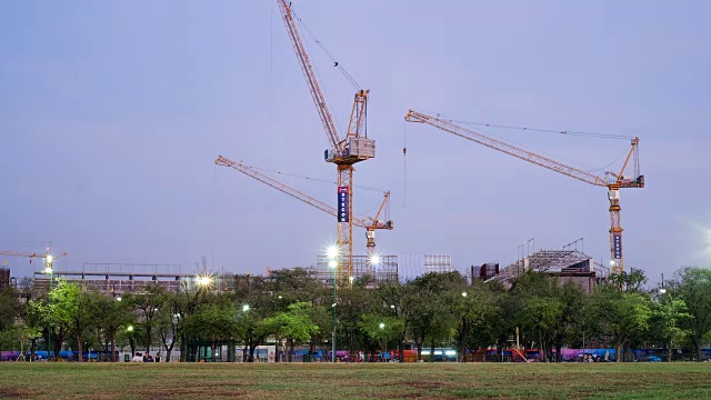 时间流逝日落起重机在建筑工地工作视频素材