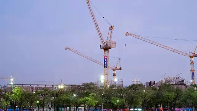 时间流逝日落起重机在建筑工地工作视频素材