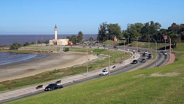 乌拉圭Buceo社区的蒙得维的亚木板路(“rambla”)视频素材