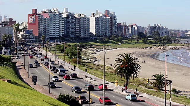 乌拉圭Buceo社区的蒙得维的亚木板路(“rambla”)视频素材