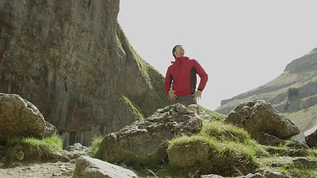 一位登山运动员勘测这个地区视频素材