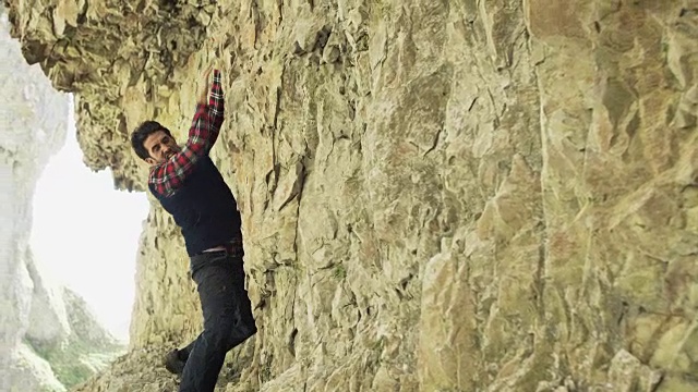 登山运动员在崎岖的地形中横穿岩礁的登山者视频素材