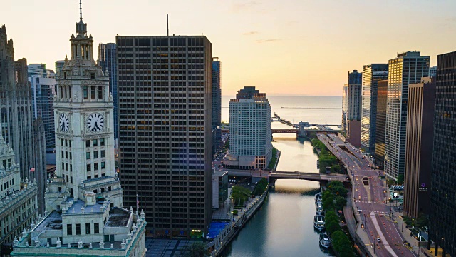 日出时间流逝的芝加哥城市景观和河流向密歇根湖视频素材