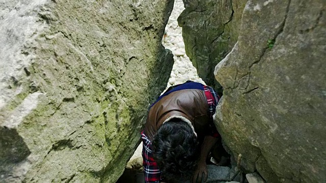 两名登山运动员攀登崎岖的地形视频素材