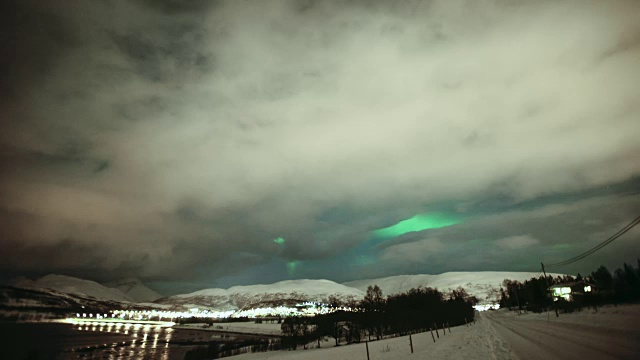 特罗姆瑟和北极星的冬夜天空视频素材