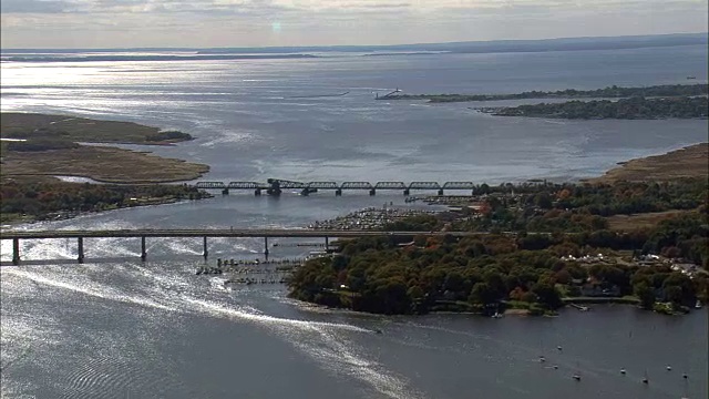 横跨康涅狄格河的公路和铁路桥梁-鸟瞰图-康涅狄格，米德尔塞克斯县，美国视频素材