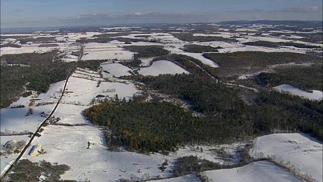 农场在雪景-鸟瞰图-纽约，何其莫县，美国视频素材