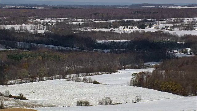 农田与雪-鸟瞰图-纽约，卡尤加县，美国视频素材