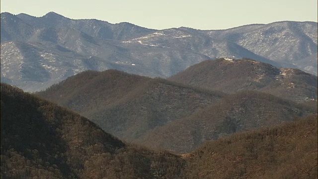 飞行与Pan横跨大烟山东部-鸟瞰图-北卡罗莱纳，海伍德县，美国视频素材