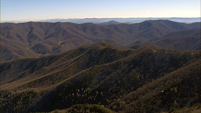 南塔哈拉国家森林的小山谷-鸟瞰图-北卡罗来纳州，海伍德县，美国视频素材