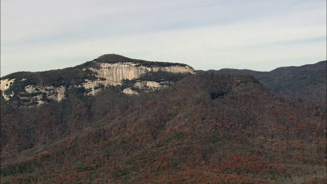 揭示桌岩山-鸟瞰图-南卡罗来纳，皮肯斯县，美国视频素材