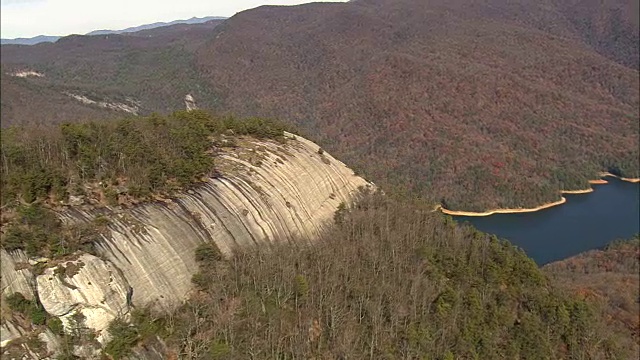 飞行盘旋表岩石山-鸟瞰图-南卡罗来纳，皮肯斯县，美国视频素材