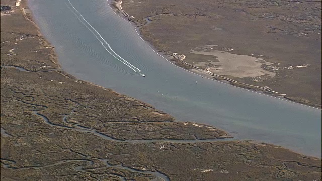 盐沼和海岸水道-鸟瞰图-南卡罗来纳，查尔斯顿县，美国视频素材