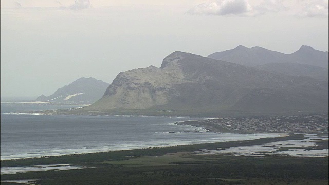 海湾By Fisherhaven和Kleinmond -鸟瞰图-西开普省，奥弗伯格区自治市，奥弗斯特兰德，南非视频素材