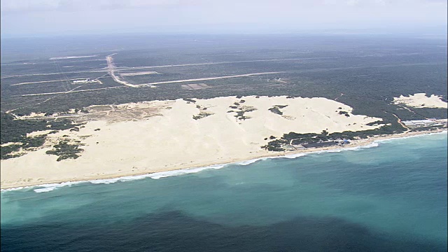 沿亚历山大海滩快速飞行-鸟瞰图-东开普省，纳尔逊曼德拉湾大都会市，纳尔逊曼德拉湾，南非视频素材