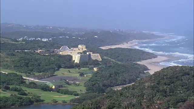 野生海岸高尔夫俱乐部-鸟瞰图-东开普省，艾尔弗雷德恩佐区自治市，姆比扎纳，南非视频素材