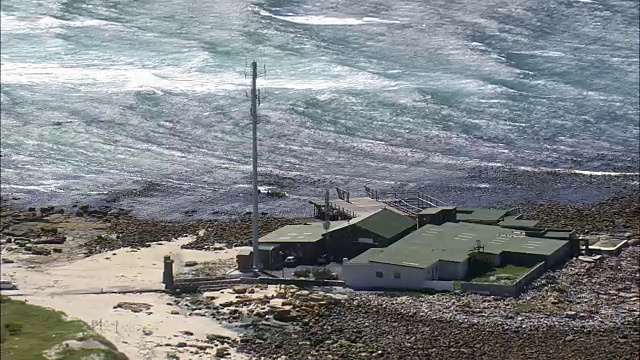 海岸附近雾崖-鸟瞰图-西开普省，南非视频素材