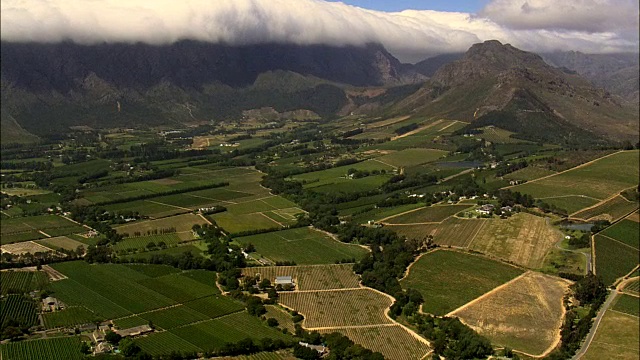 通往Franschhoek的山谷-鸟瞰图-西开普，开普酒地区自治市，Stellenbosch，南非视频素材