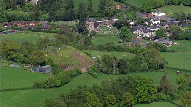 莫特和贝利附近的隆镇在奥尔雄山谷-鸟瞰图-英格兰，赫里福德郡，英国视频素材