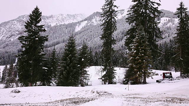 阿尔卑斯山的风景。轻快地上下移动。视频素材