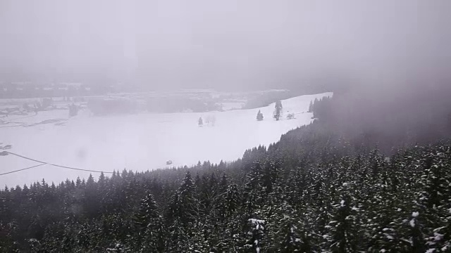 雾在慢慢地移动，覆盖着雪山。视频素材