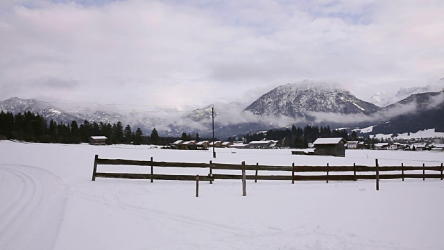 云向下移动非常缓慢。乡村雪山景观。视频素材