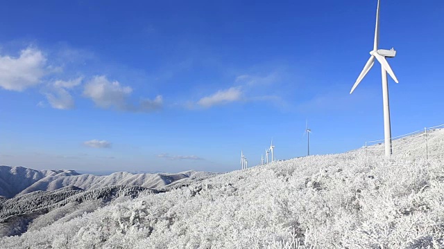 大棘山的雪景和风力涡轮机视频素材