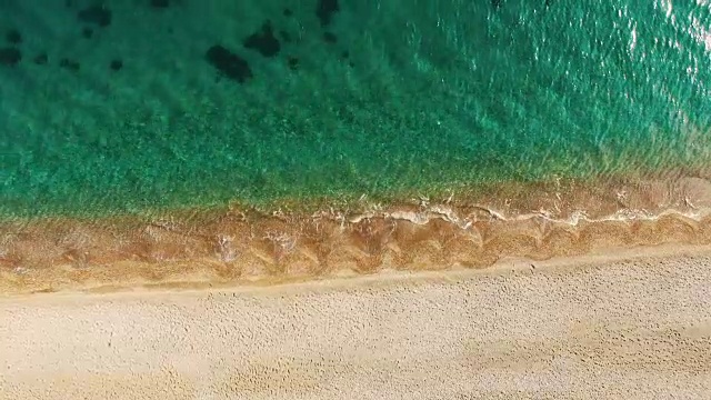 天线:海浪涌向荒芜的海滩视频素材