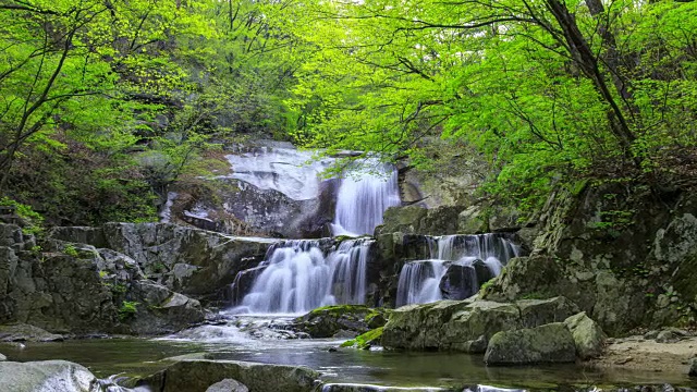 山瀑布周围的绿色自然视频素材