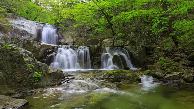 山瀑布周围的绿色自然视频素材