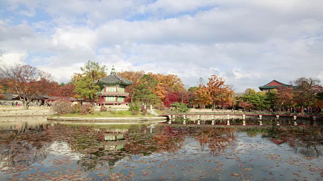 景福宫香原亭(1761年韩国国宝)的秋景和水中倒影视频素材