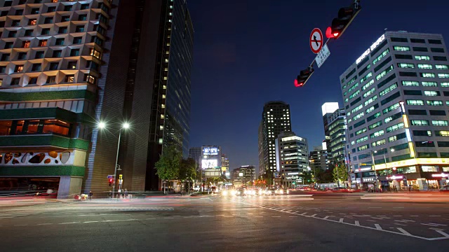 行人过街道和大汉门在德sugung宫(韩国历史遗址124)路的另一边视频素材