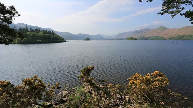 英格兰坎布里亚郡湖区国家公园的Derwentwater和Cat Bells Fell的海岸线。视频素材