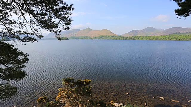 英格兰坎布里亚郡湖区国家公园的Derwentwater和Cat Bells Fell的海岸线。视频素材