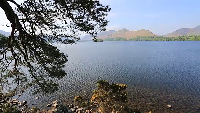 英格兰坎布里亚郡湖区国家公园的Derwentwater和Cat Bells Fell的海岸线。视频素材