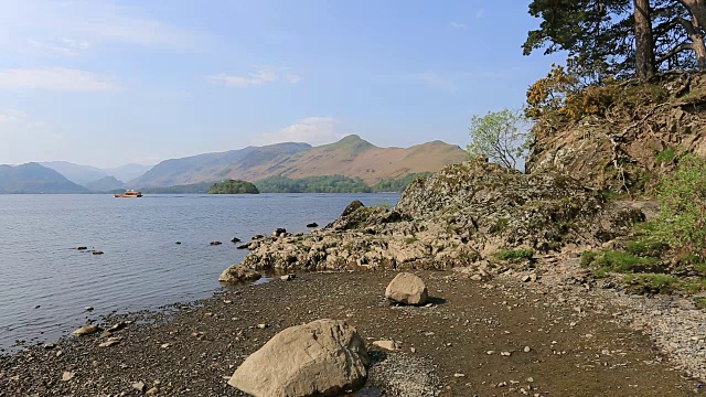 英格兰坎布里亚郡湖区国家公园的Derwentwater和Cat Bells Fell的海岸线。视频素材