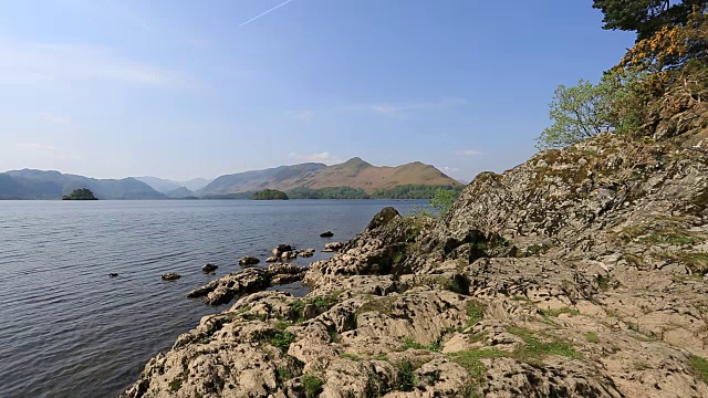 英格兰坎布里亚郡湖区国家公园的Derwentwater和Cat Bells Fell的海岸线。视频素材