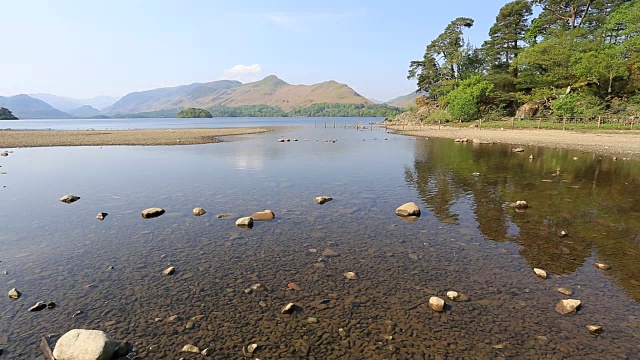 英格兰坎布里亚郡湖区国家公园的Derwentwater和Cat Bells Fell的海岸线。视频素材