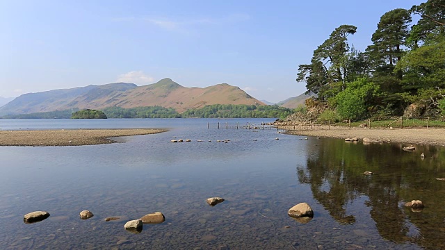 英格兰坎布里亚郡湖区国家公园的Derwentwater和Cat Bells Fell的海岸线。视频素材