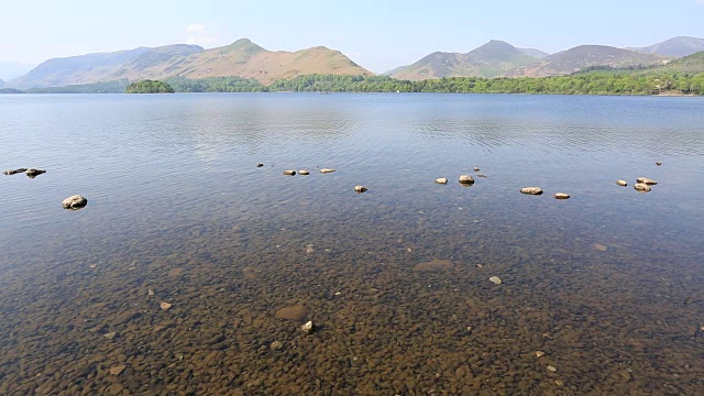 英格兰坎布里亚郡湖区国家公园的Derwentwater和Cat Bells Fell的海岸线。视频素材